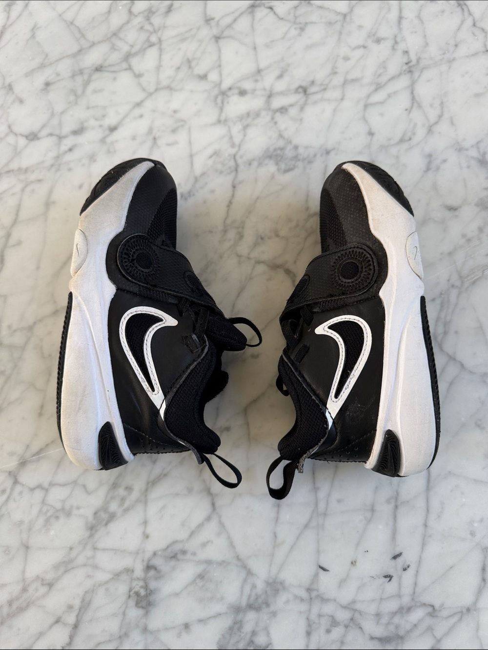 Nike Team Hustle D 11 Sz 12 Big Kids Black and White Sneakers Shoes